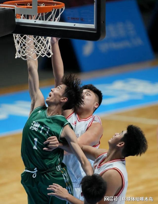 NBA官方晒总冠军定妆照:尼克斯17人出镜 索汉和杰米森没拍上? NBA官方晒总冠军定妆照:尼克斯17人出镜 索汉和杰米森没拍上?