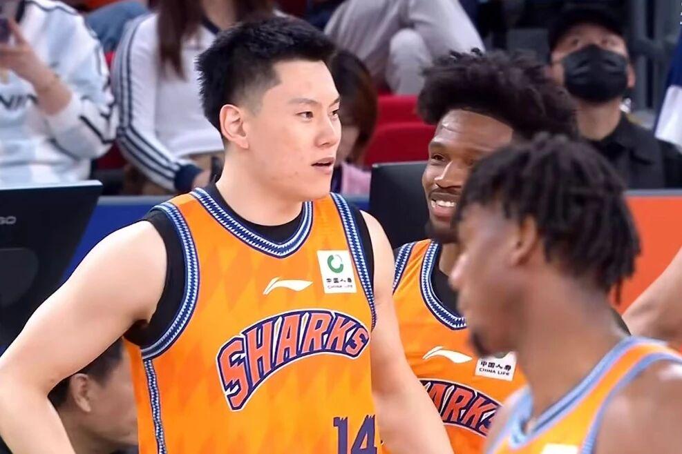 痛失好局,瑞士主帅雅金在球队被卡塔尔绝平后怒摔水瓶 痛失好局,瑞士主帅雅金在球队被卡塔尔绝平后怒摔水瓶