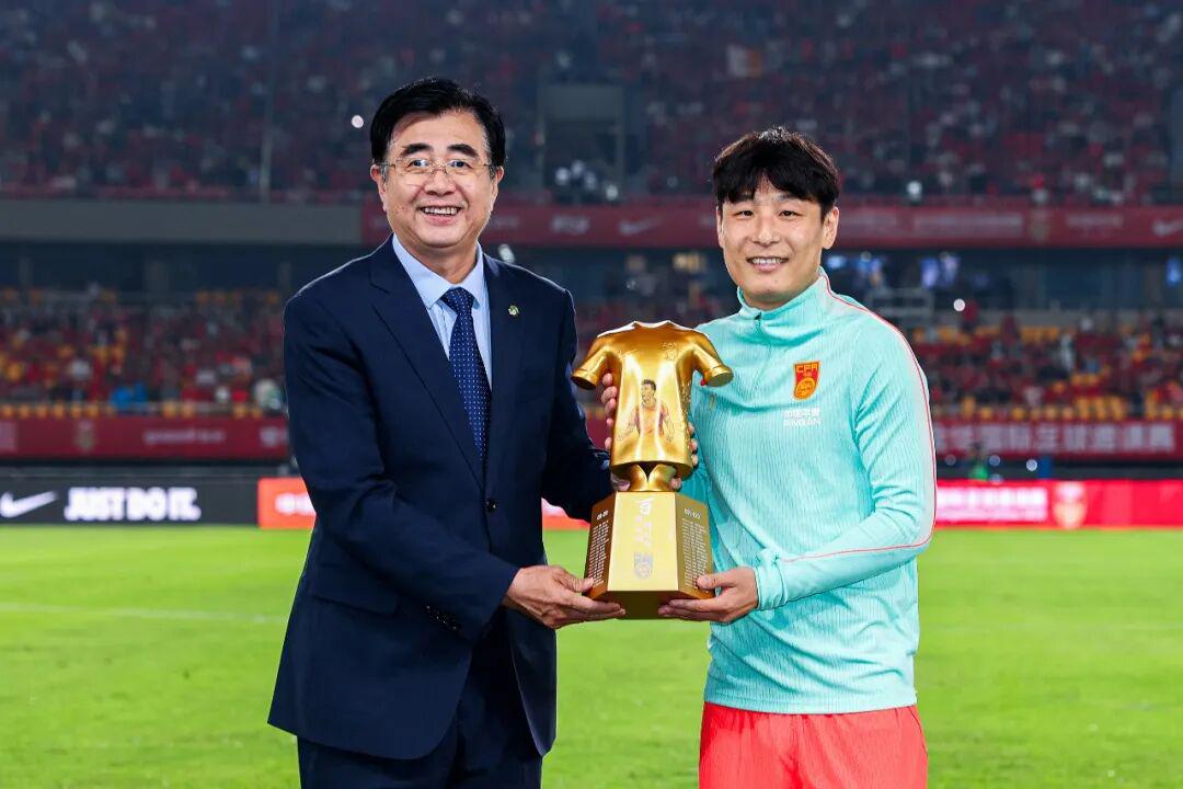 数万人凌晨狂欢!时隔36年世界杯首胜 他们力压巴西 小组第1 数万人凌晨狂欢!时隔36年世界杯首胜 他们力压巴西 小组第1