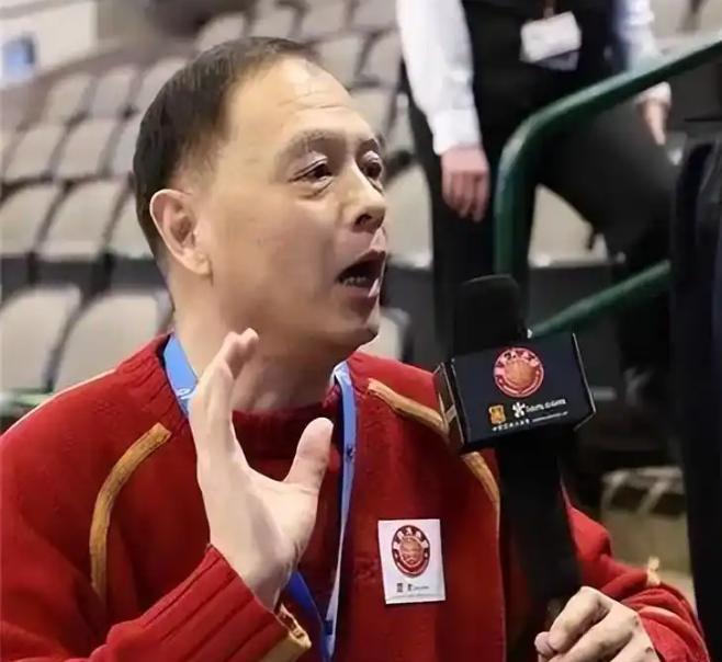 莱昂纳德正式亮相猛龙!与主帅微笑交流:愿倾尽全力帮巴恩斯争冠 莱昂纳德正式亮相猛龙!与主帅微笑交流:愿倾尽全力帮巴恩斯争冠